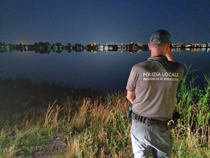 Controlli serali della polizia provinciale sui laghi di Mantova, all'ingresso della città