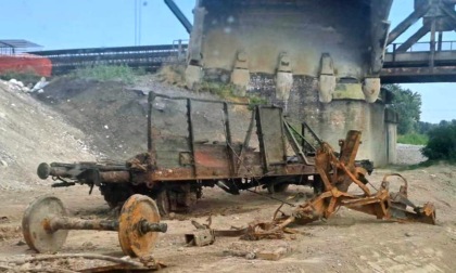 La storia riaffiora dalle acque dell'Oglio: recuperato il vagone inabissato nel 1944