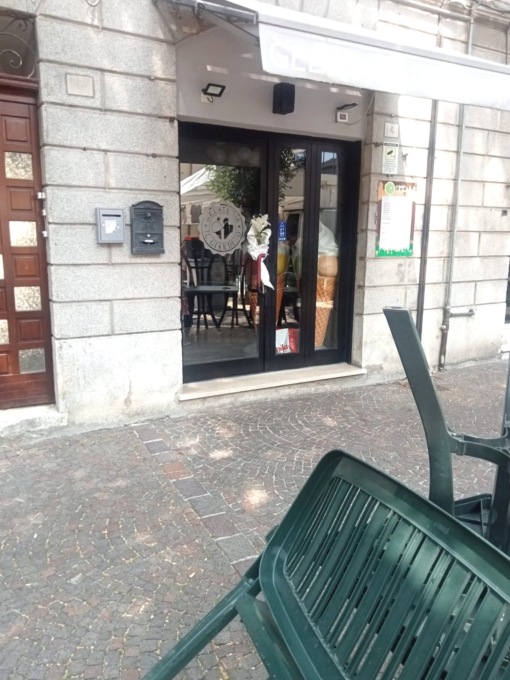 La gelateria del 44enne: porta d'ingresso chiusa e panchine accatastate sul marciapiedi di fronte