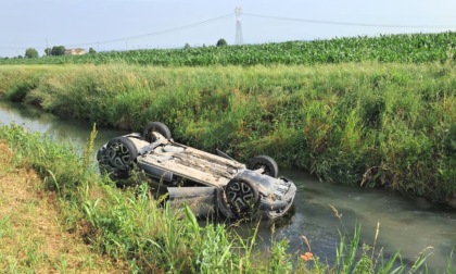 Sterza per schivare una nutria e finisce capottata nel fosso con l'automobile