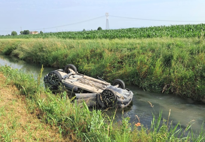 Sterza per schivare una nutria e finisce capottata nel fosso con l’automobile
