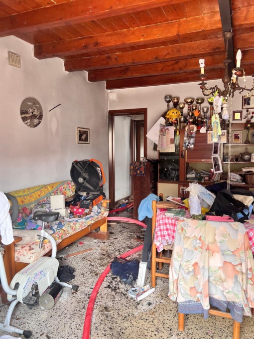 Parte degli effetti dello scoppio e dell'incendio nell'abitazione
