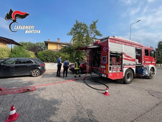 Un momento dell'intervento di vigili del fuoco e carabinieri