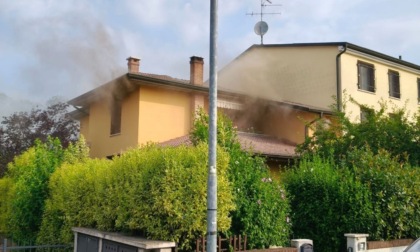Fiamme dal quadro elettrico: scoppia l'incendio nella villetta