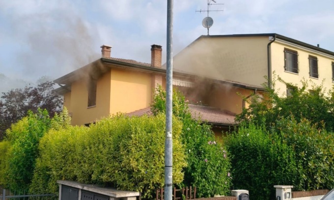 Fiamme dal quadro elettrico: scoppia l’incendio nella villetta