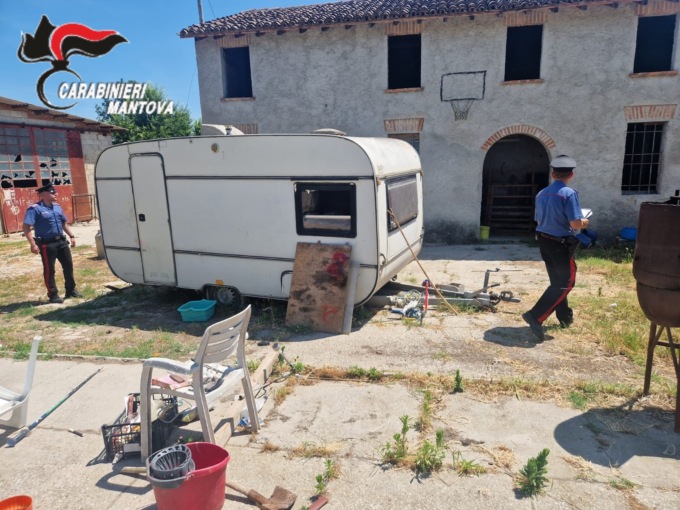 Un altro momento durante le operazioni di sequestro