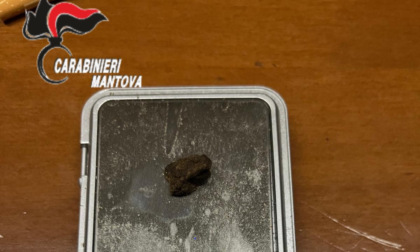 Beccato con la droga sull'argine del Po, 22enne scappa in monopattino ma lo bloccano