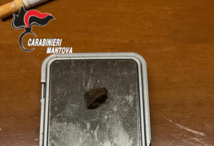 Beccato con la droga sull’argine del Po, 22enne scappa in monopattino ma lo bloccano