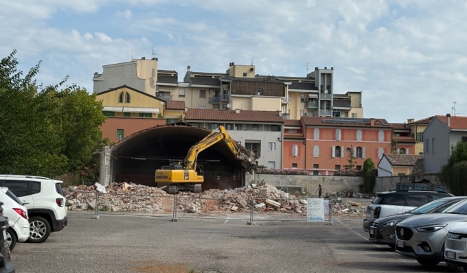 Demolito l’ex magazzino provinciale, lascerà spazio al nuovo auditorium della musica