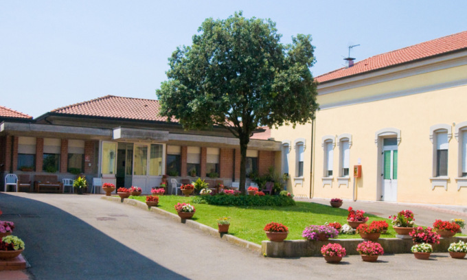 Dramma nella rsa di Moglia, 90enne aspetta che il compagno di stanza esca e si toglie la vita