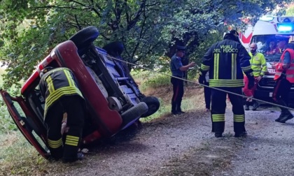 Esce di strada e si ribalta sulla carreggiata, giovane liberato dall'abitacolo dai Vigili del Fuoco