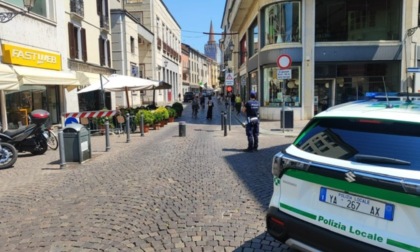 Tenta di ottenere l’autorizzazione per accedere alla ZTL con un pass disabili e fingendosi dipendente di un bar