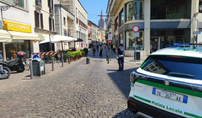 Tenta di ottenere l’autorizzazione per accedere alla ZTL con un pass disabili e fingendosi dipendente di un bar