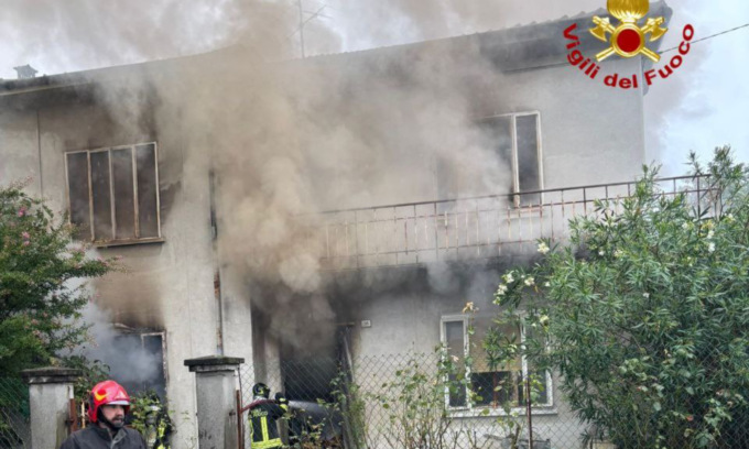 Rogo devastante in una casa di Suzzara, anziano gravemente ustionato portato via in elicottero