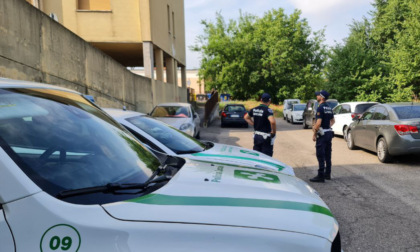 Ruba una bici elettrica e scappa ma lo beccano, 36enne aggredisce tre agenti a Mantova