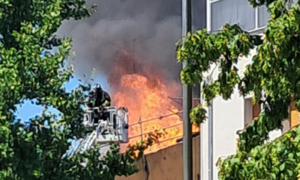 Scoppia il rogo in un cantiere del centro di Marmirolo, residenti evacuati e negozi chiusi