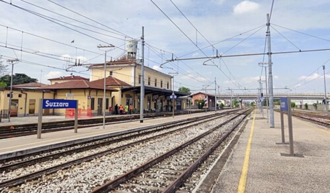 Un 17enne aggredito e derubato mentre aspetta il treno, quattro minorenni fermati