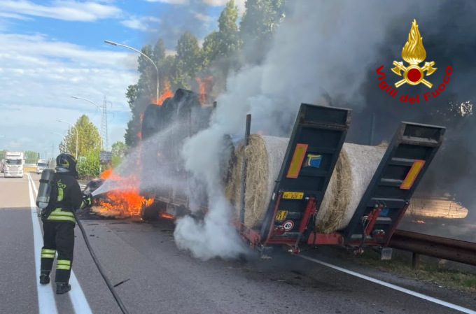 Trattore agricolo divorato dalle fiamme lungo la provinciale, l’intervento dei Vigili del Fuoco