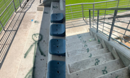 Vandali in azione allo stadio di Volta Mantovana: scritte sugli spalti e seggiolini scardinati