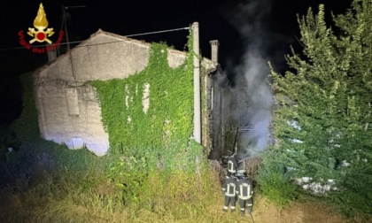Incendio nella notte in via Ghisiolo: sul posto i Vigili del Fuoco per domare le fiamme