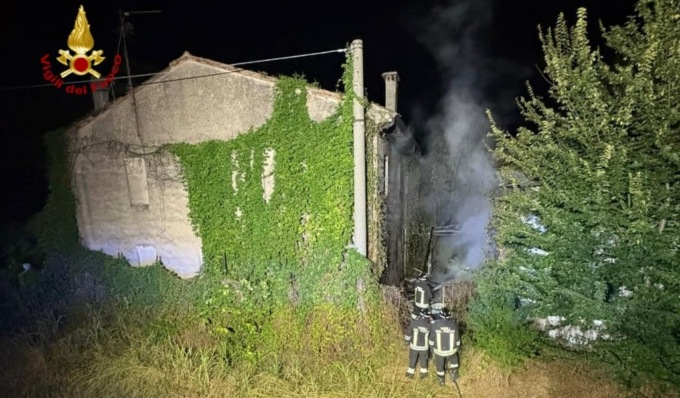 Incendio nella notte in via Ghisiolo: sul posto i Vigili del Fuoco per domare le fiamme