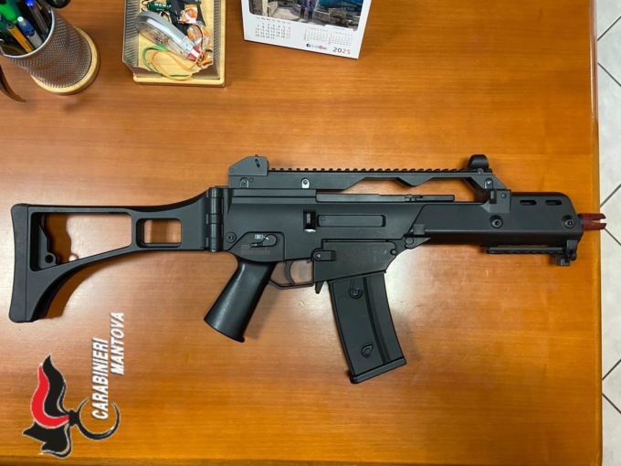 Ragazzini lo colpiscono con una pallonata mentre è al bar e lui li minaccia con un mitra