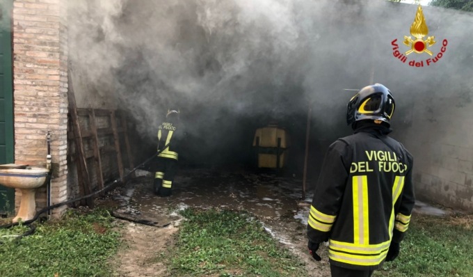 Incendio tra Castellucchio e Gazoldo: in fiamme una legnaia