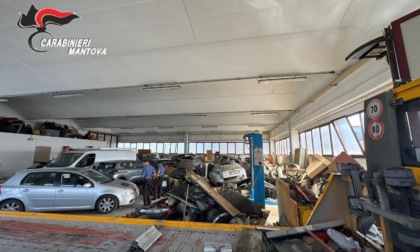 Duecento auto da rottamare e cumuli di rifiuti nella carrozzeria: scattano denuncia e sanzioni