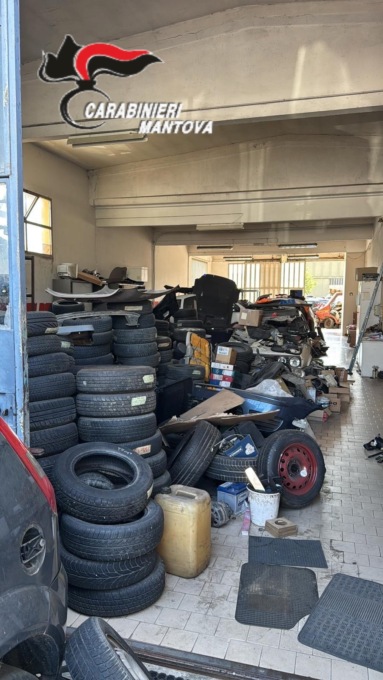 Pneumatici e altro materiale rinvenuti dai carabinieri