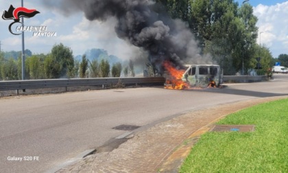 Furgone in fiamme sulla tangenziale di Mantova, salvi gli occupanti