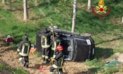 Si sente male in auto e poi finisce giù dalla scarpata: morto un 82enne modenese