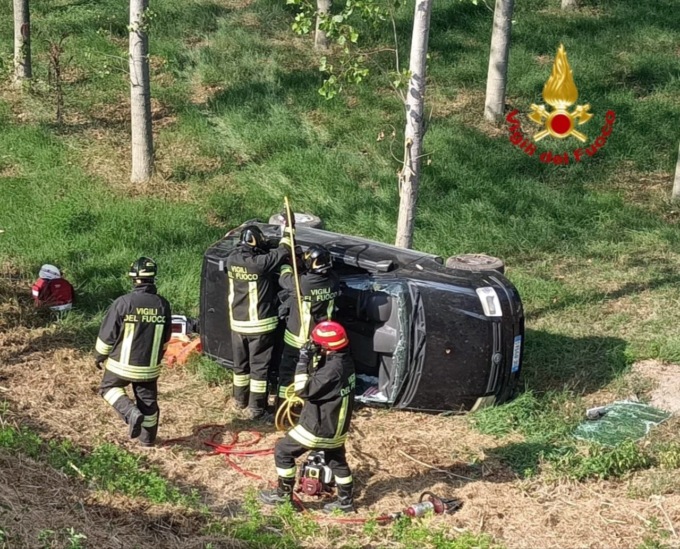 Si sente male in auto e poi finisce giù dalla scarpata: morto un 82enne modenese