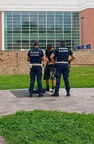 Controlli della polizia locale in zona Esselunga