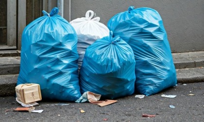 Rifiuti abbandonati a Mantova: trovati sacchi con coltelli da cucina, vestiti e alimenti scaduti