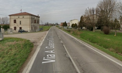 Perde il controllo del veicolo e finisce fuori strada, ferito conducente 19enne