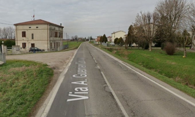 Perde il controllo del veicolo e finisce fuori strada, ferito conducente 19enne