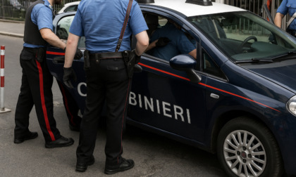 Aggressione a Borgo Virgilio, 35enne ruba il bancomat a una coppia e poi morde i carabinieri