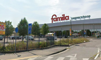 Furto nel parcheggio: "Le sono cadute delle monete" e mentre si abbassa il 23enne le ruba lo zaino