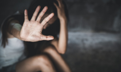Insulta e picchia la moglie, 35enne arrestato a Roverbella