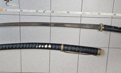 Nasconde due katane e undici bossoli esplosi in casa, 42enne nei guai a Curtatone
