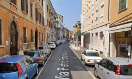 Scontro tra un'auto e uno scooter in via Calvi a Mantova, 56enne ferito