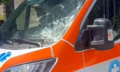 I soccorritori del 118 vengono aggrediti e l'ambulanza presa a sassate e danneggiata