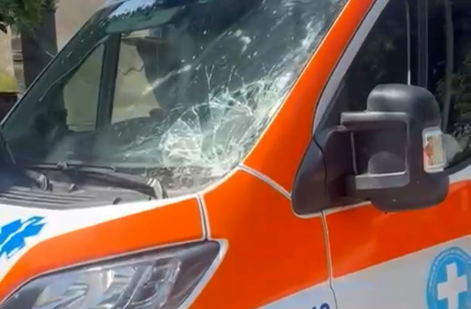 I soccorritori del 118 vengono aggrediti e l’ambulanza presa a sassate e danneggiata