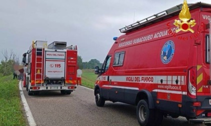 Mantova: madre e figlia salvate dai vigili del fuoco dopo che l’auto finisce in bilico su un canale