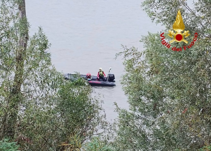 I vigili del fuoco durante le ricerche nelle acque del Po