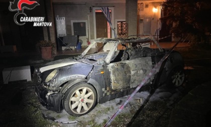 Auto in fiamme dopo la denuncia: arrestato l’ex marito