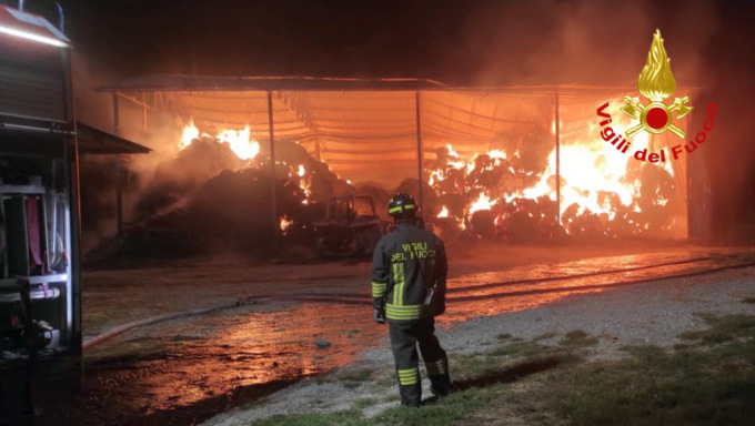 L'incendio nell'azienda agricola a Castelletto Borgo