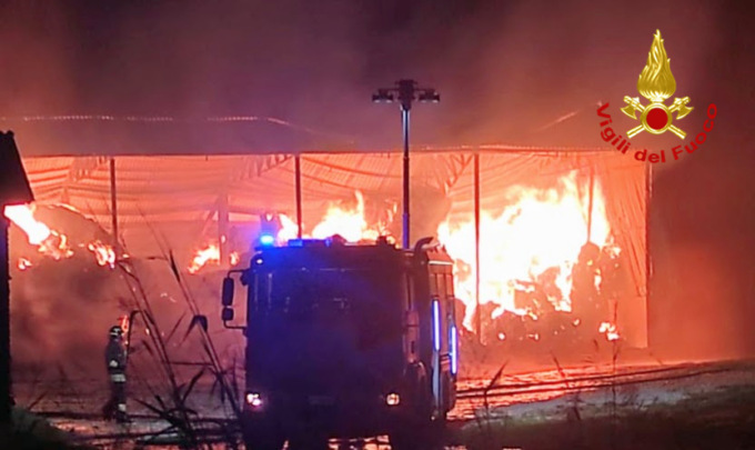 Un momento dell'intervento dei vigili del fuoco nel corso della notte