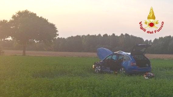 La Peugeot finita nel campo a diversi metri dalla carreggiata stradale