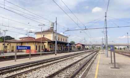 Prima alza il gomito e poi va a farsi una passeggiata sui binari ferroviari